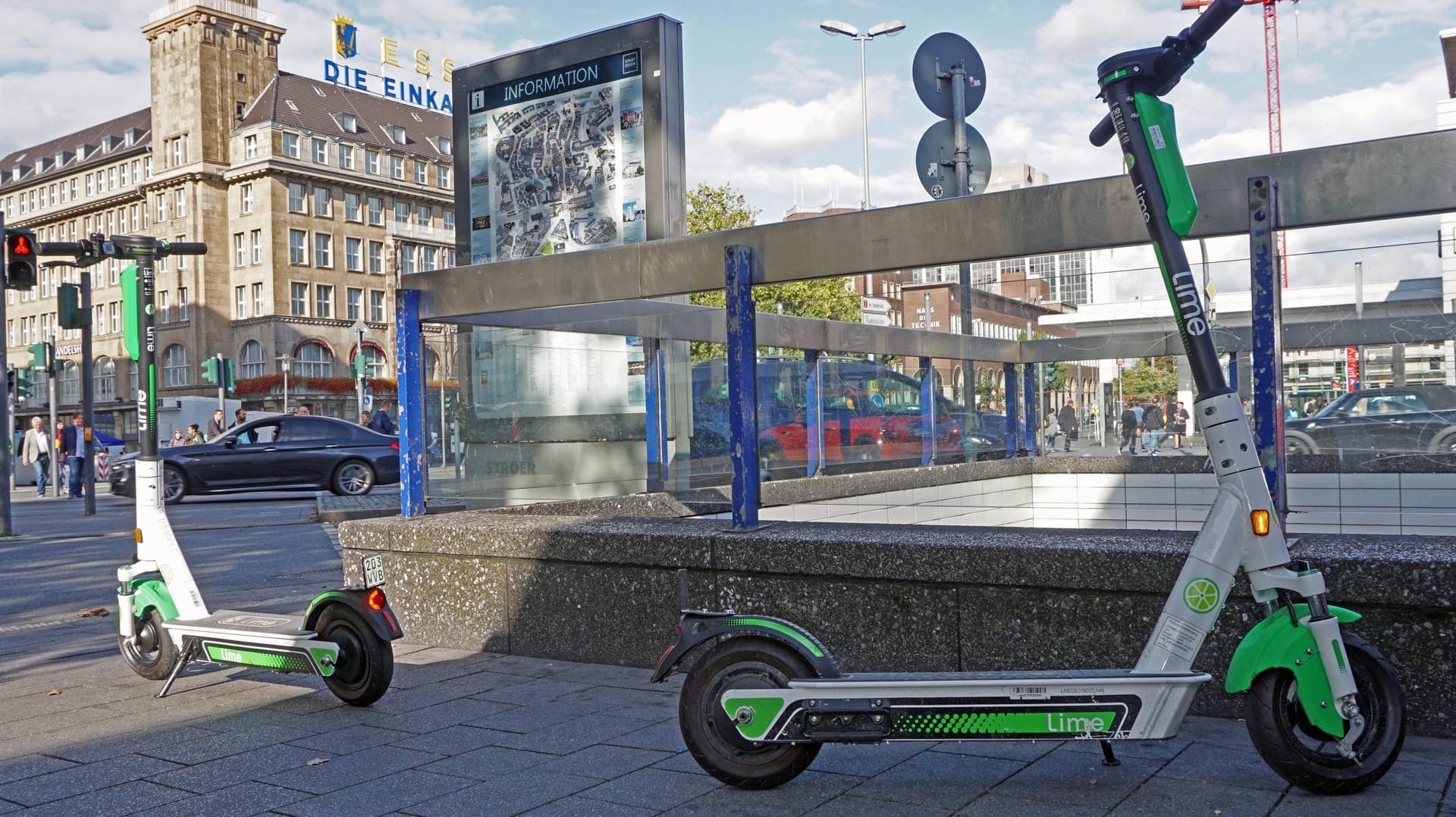 E-Scooter stehen in der Nähe vom Essener Hauptbahnhof: Die Polizei erwischte am Wochenende mehrere betrunkene E-Rollerfahrer. (Symbolbild)