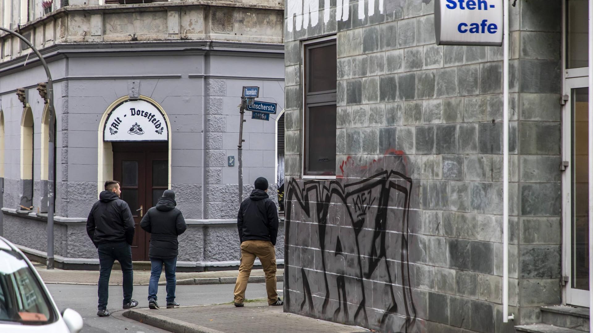 Junge Erwachsene in Dortmund Dorstfeld: In dem als "Nazikiez" bekannten Viertel sollen drei Rechtsextreme nach der Körperverletzung eines 25-Jährigen geflüchtet sein.