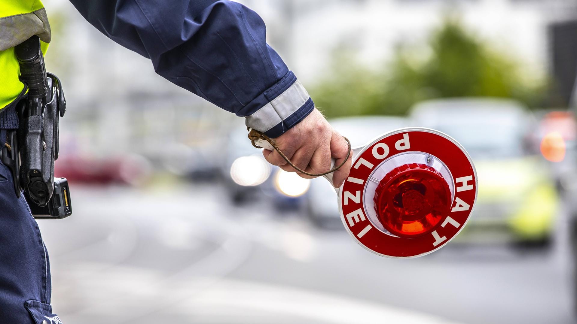 Polizeikontrolle: In Duisburg haben sich zwei Männer ein illegales Autorennen geliefert. (Symbolbild)