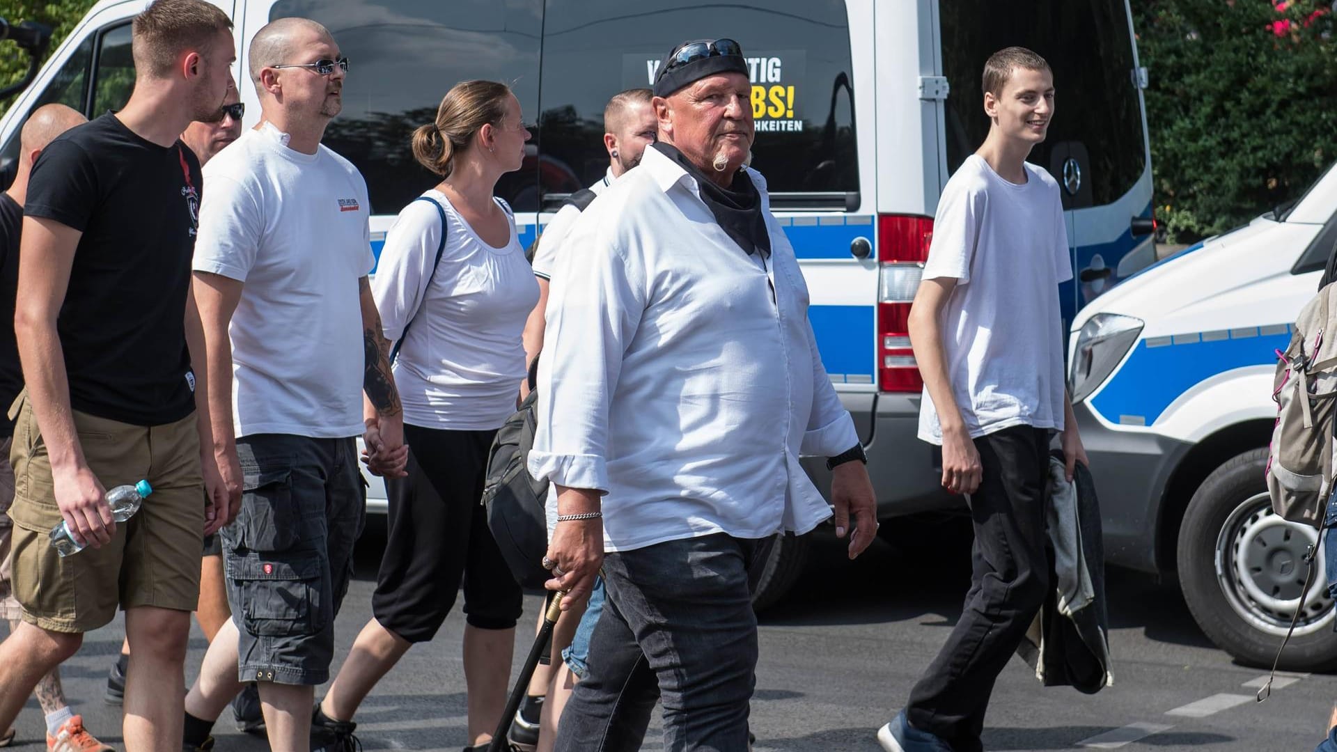 Neonazis bei einer Demo in Berlin: Bei dem Mann mit dem Gehstock (Mitte) handelt es sich um Siegfried Borchardt. Er hat auffällige Ähnlichkeiten zu einem Mann, dem die Polizei Körperverletzung vorwirft.