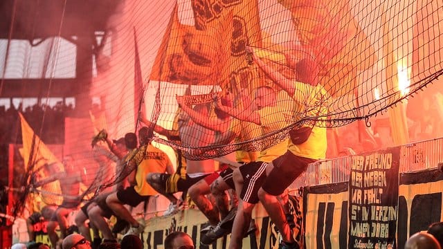 Union Fans zünden beim Spiel gegen den BVB Bengalisches Feuer im Fanblock Waldseite. Union Fans zünden beim Spiel gegen den BVB Bengalisches Feuer im Fanblock Waldseite.