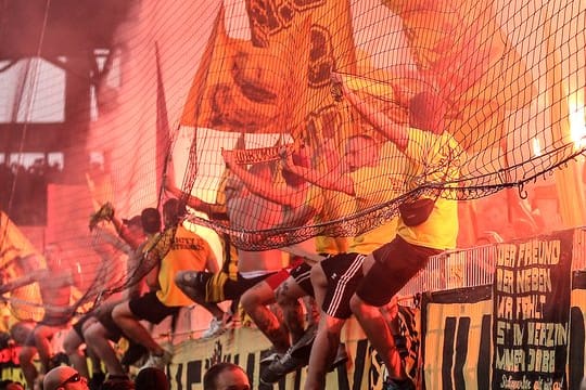 Union Fans zünden beim Spiel gegen den BVB Bengalisches Feuer im Fanblock Waldseite.