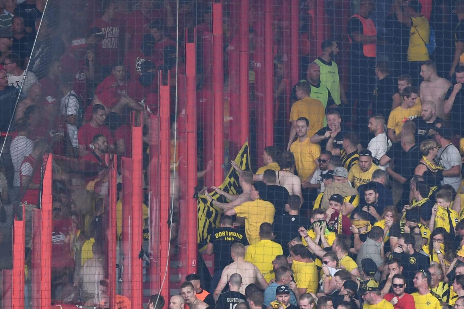 Fans von Union und BVB bepöbeln sich: Am Rande des Spiels kam es zu Ausschreitungen, auch unter Beteiligung der Polizei.