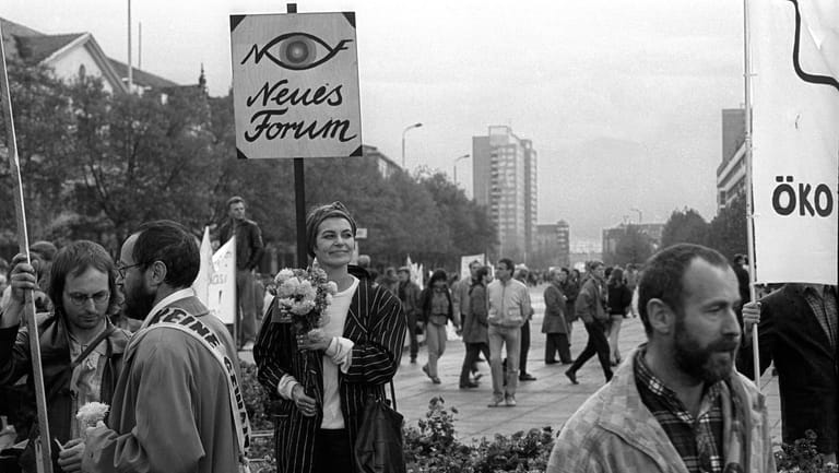 Demonstranten der Bürgerbewegung Neues Forum am 4. November 1989 in Ost-Berlin: Sie forderten Presse-, Meinungs- und Versammlungsfreiheit in der DDR.