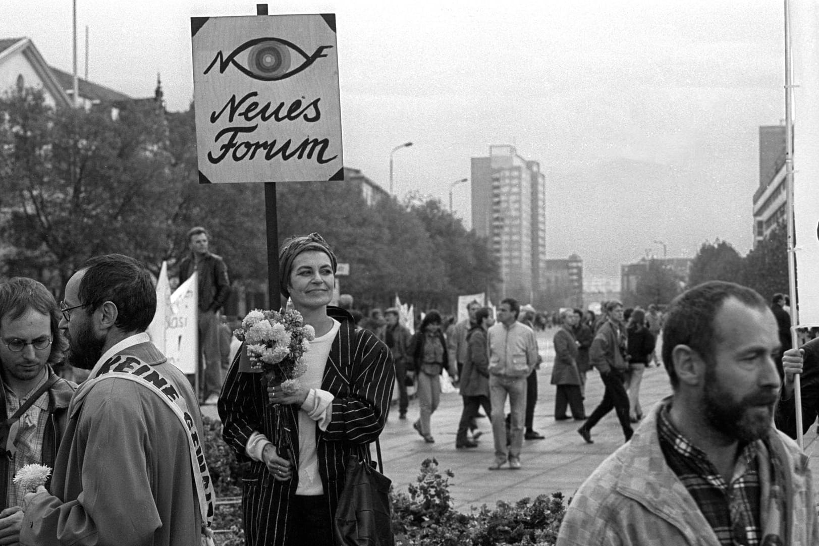 Demonstranten der Bürgerbewegung Neues Forum am 4. November 1989 in Ost-Berlin: Sie forderten Presse-, Meinungs- und Versammlungsfreiheit in der DDR.