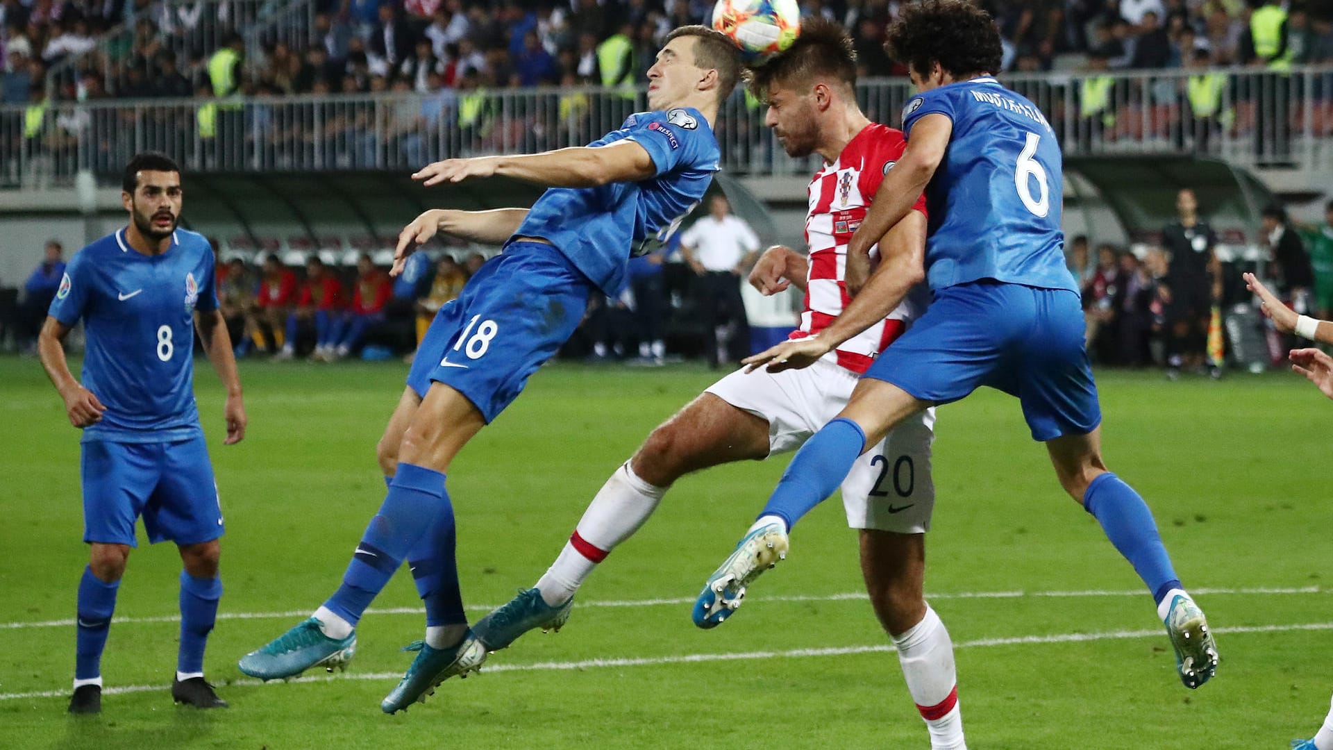 Kroatiens Bruno Petkovic wird im Kopfballduell bedrängt: Der Vize-Weltmeister stolperte in Aserbaidschan.