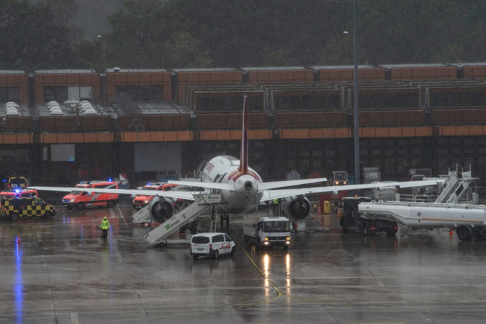 Die Eurowings-Maschine nach der Landung: Sechs Passagiere wurden nach Feuerwehrangaben verletzt.