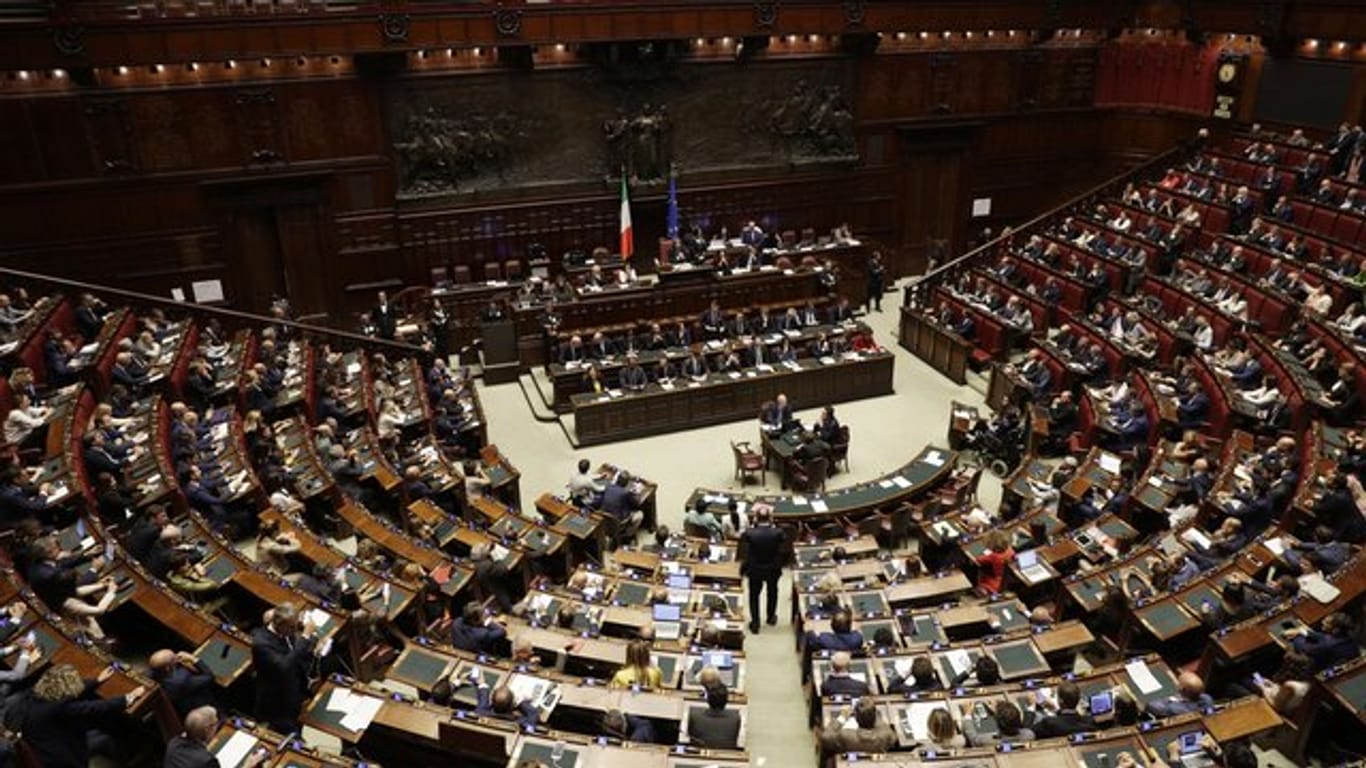 Bei der ganztägigen Sitzung im Abgeordnetenhaus in Rom sprach sich das Kabinett für Giuseppe Conte aus.