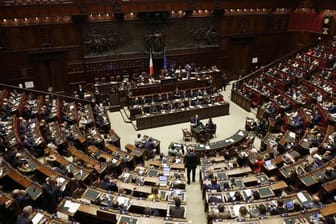 Bei der ganztägigen Sitzung im Abgeordnetenhaus in Rom sprach sich das Kabinett für Giuseppe Conte aus.