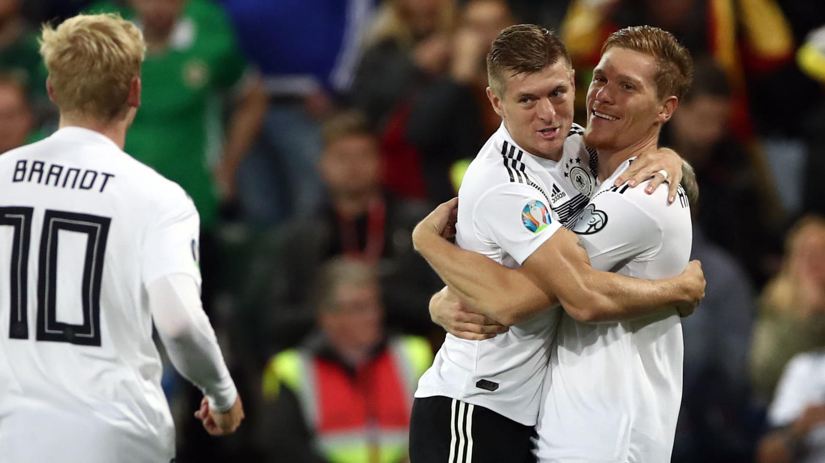 Marcel Halstenberg (r.) und Toni Kroos jubeln über die Führung des DFB-Teams.