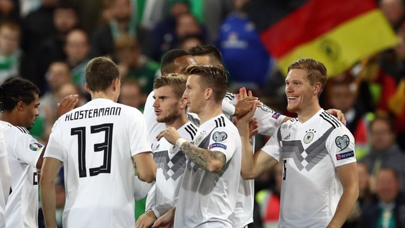 Die deutschen Spieler feiern den Treffer zum 1:0 gegen Irland durch Marcel Halstenberg (r).