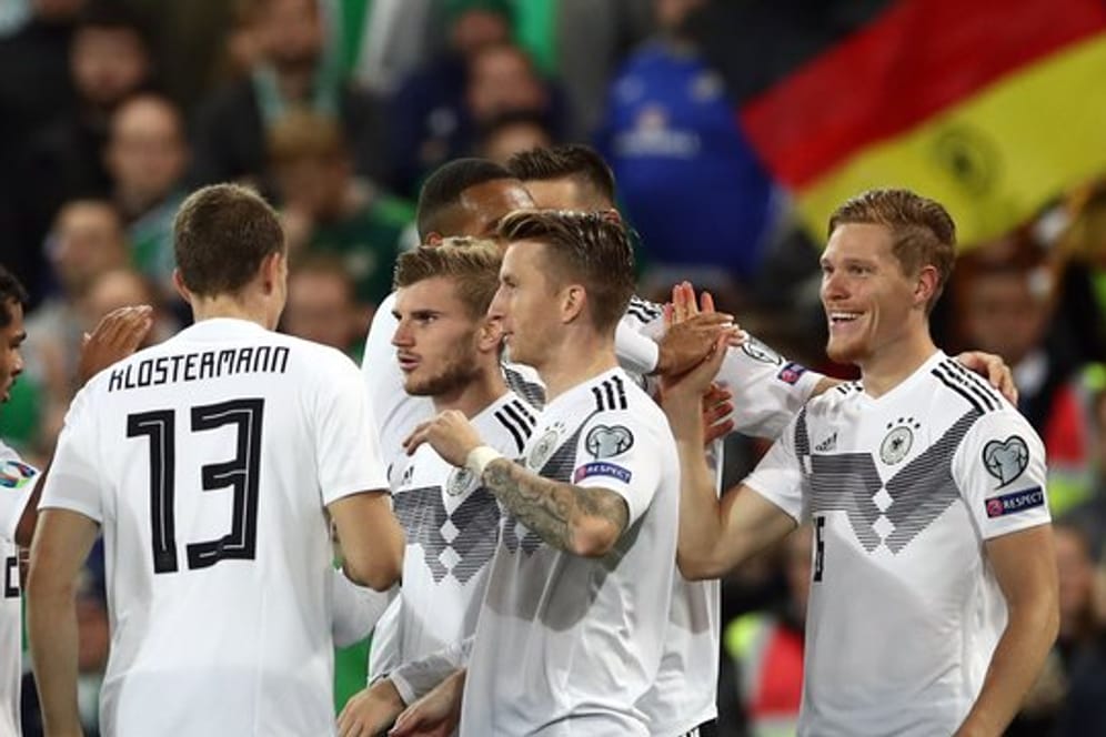Die deutschen Spieler feiern den Treffer zum 1:0 gegen Irland durch Marcel Halstenberg (r).
