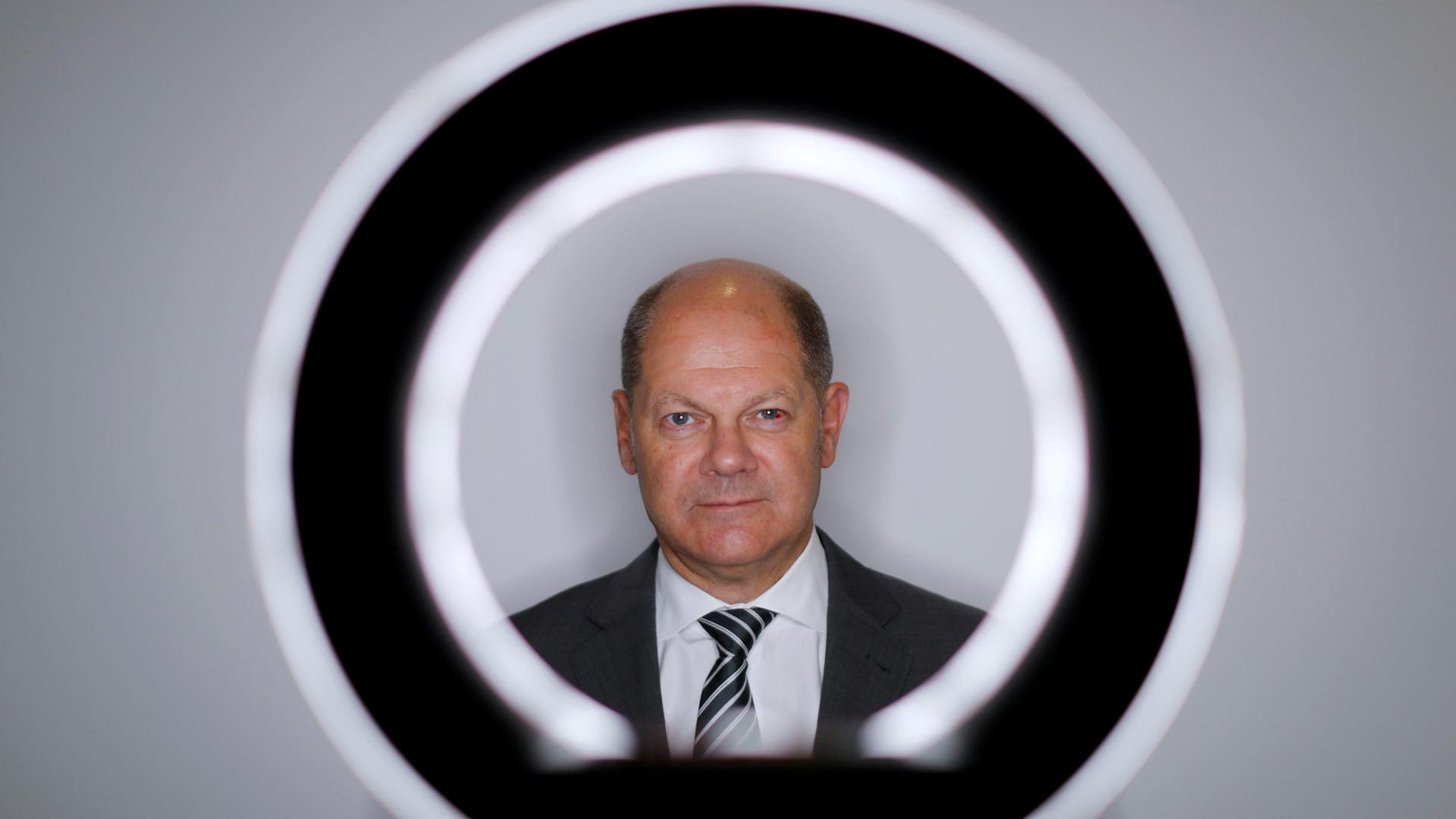 Olaf Scholz sagt, er habe den Durchblick.