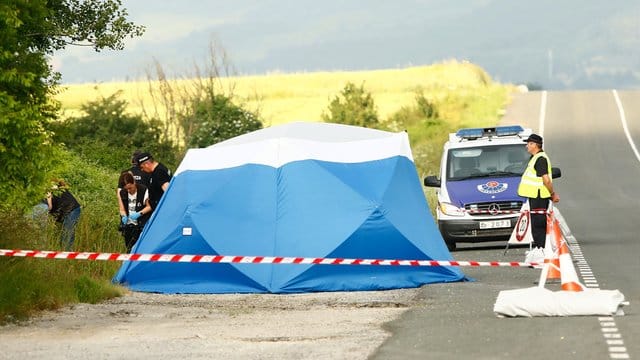 Polizisten sichern am Fundort Spuren. Polizisten sichern am Fundort Spuren.