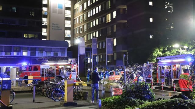 Einsatzkräfte der Feuerwehr vor dem Krankenhaus in Düseldorf.