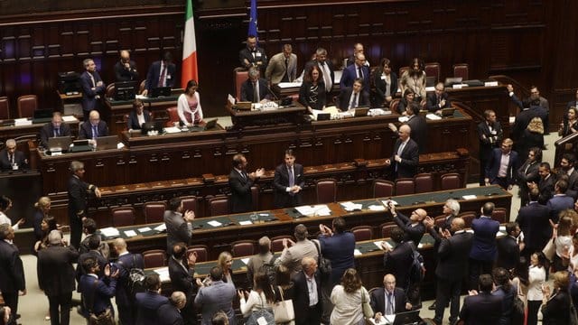 Giuseppe Conte würdigt, nachdem das italienische Abgeordnetenhaus dem neuen Kabinett das Vertrauen ausgesprochen hat, den Applaus der Parlamentarier. Giuseppe Conte würdigt, nachdem das italienische Abgeordnetenhaus dem neuen Kabinett das Vertrauen ausgesprochen hat, den Applaus der Parlamentarier.