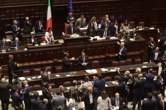 Giuseppe Conte würdigt, nachdem das italienische Abgeordnetenhaus dem neuen Kabinett das Vertrauen ausgesprochen hat, den Applaus der Parlamentarier.
