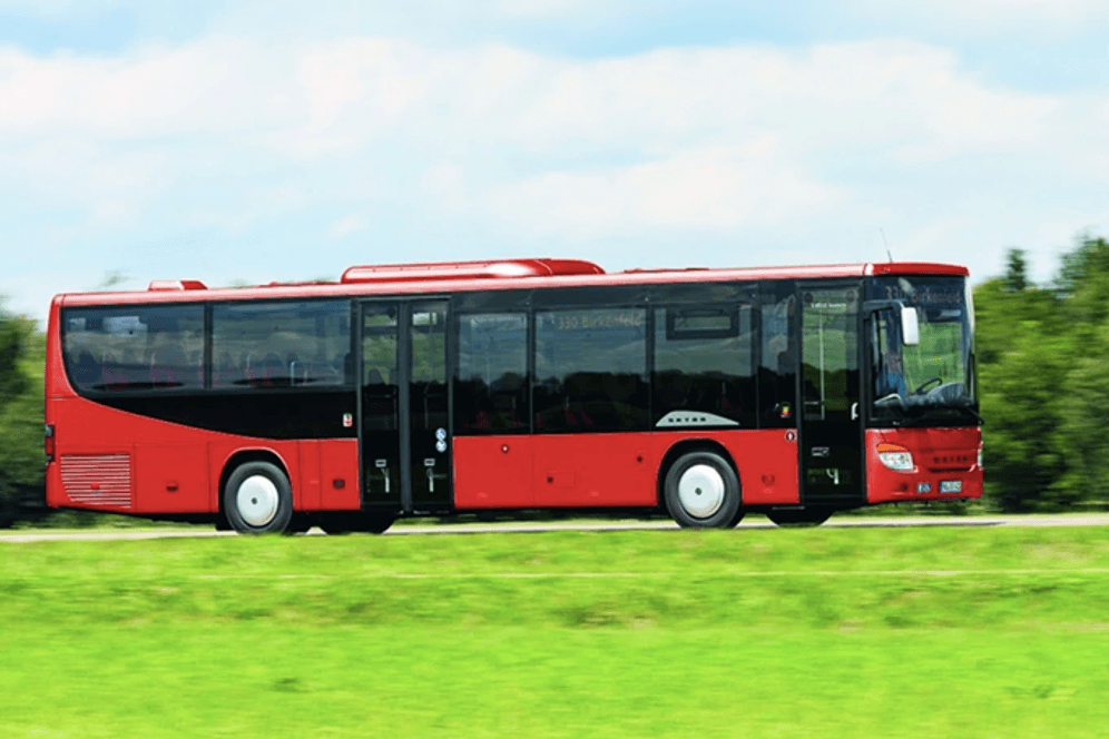Ein roter Bus fährt auf einer Straße: In Mainz und Ingelheim streiken die Busfahrer.