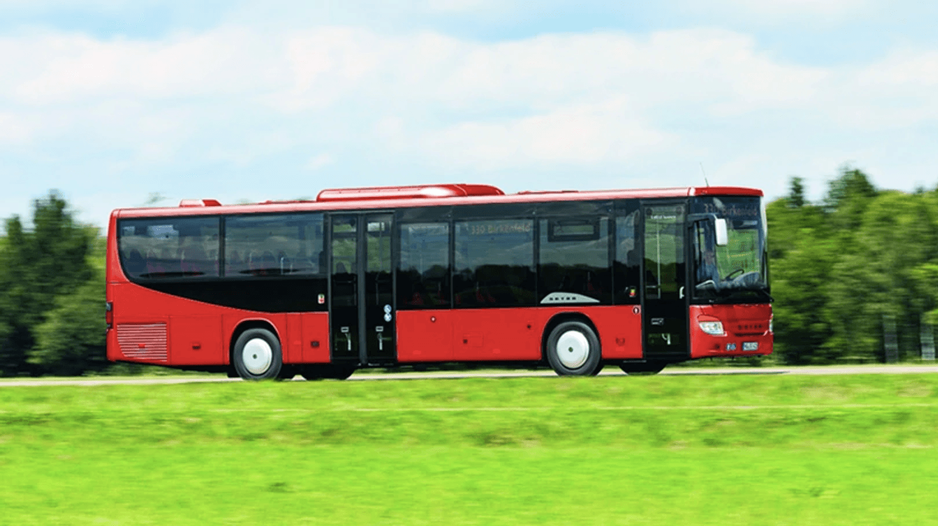 Ein roter Bus fährt auf einer Straße: In Mainz und Ingelheim streiken die Busfahrer.