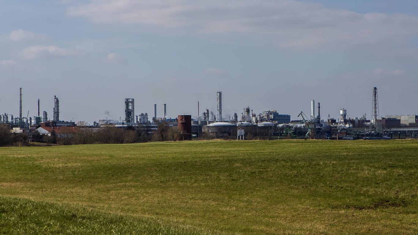 Der Chempark in Worringen: Die Stadt warnte Anwohner vor einer Geruchsbelästigung in der Region.