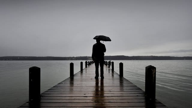 Viele Menschen, die an Suizid denken, geben indirekte Hinweise - etwa indem sie ihre Hoffnungslosigkeit zum Ausdruck bringen.