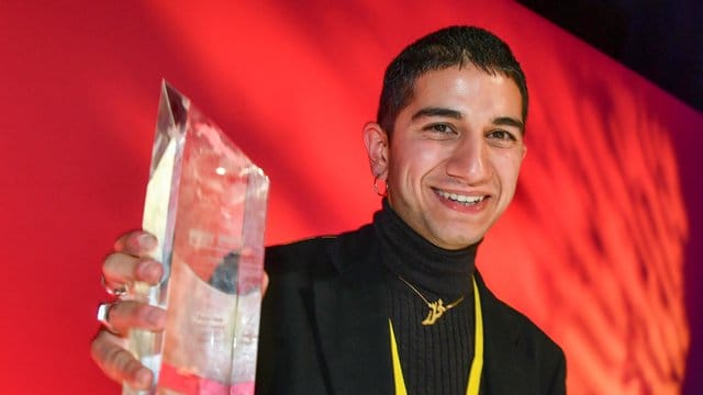 Regisseur Faraz Shariat wurde für seinen Film "Futur Drei" ausgezeichnet. Regisseur Faraz Shariat wurde für seinen Film "Futur Drei" ausgezeichnet.