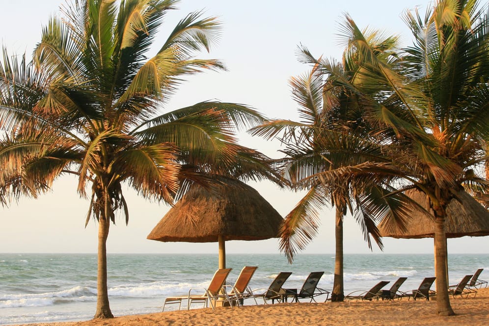 Strand in Gambia: Die ehemalige britische Kolonie ist seit 1961 unabhängig.