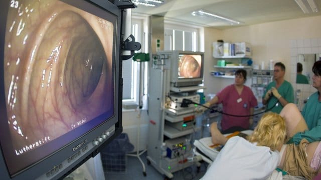 Zur Krebsvorsorge wird in den meisten Fällen eine Darmspiegelung durchgeführt. Zur Krebsvorsorge wird in den meisten Fällen eine Darmspiegelung durchgeführt.