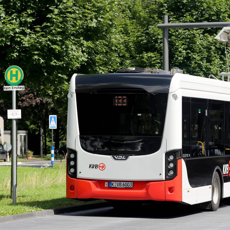 Ein Elektrobus der Kölner Verkehrsbetriebe: Ab 2020 sollen On-Demand-Angebote den regulären Nahverkehr unterstützen.