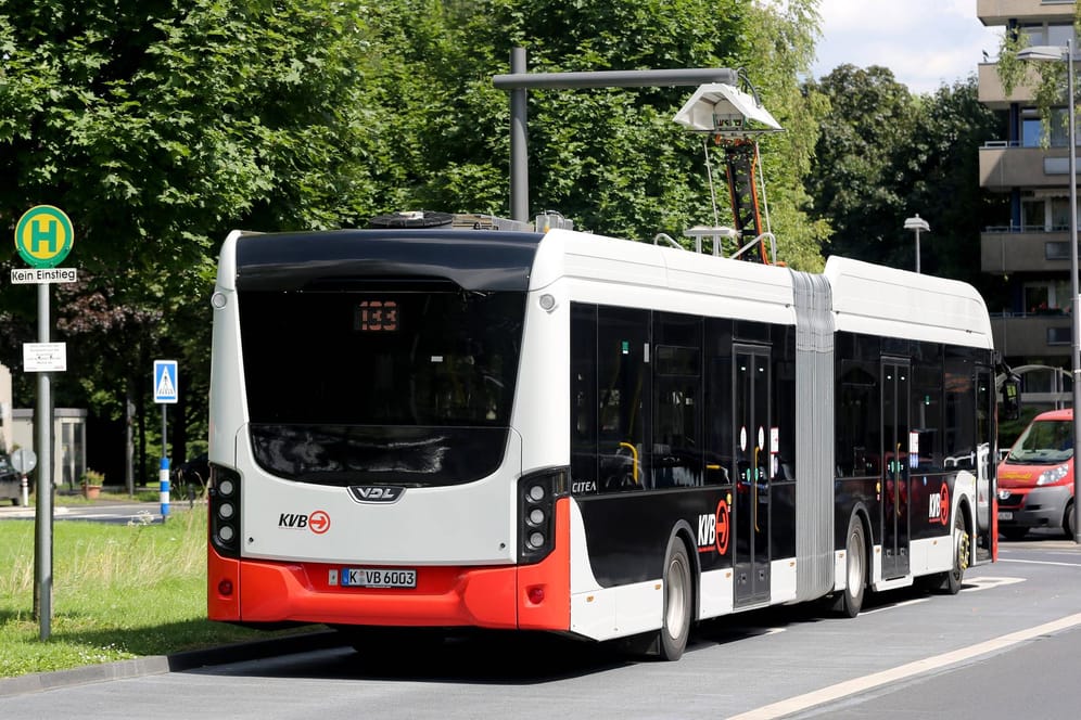 Ein Elektrobus der Kölner Verkehrsbetriebe: Ab 2020 sollen On-Demand-Angebote den regulären Nahverkehr unterstützen.