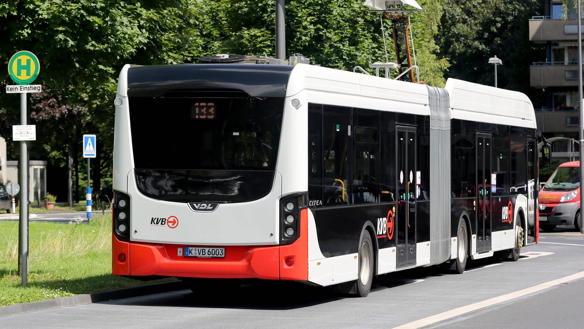 Ein Elektrobus der Kölner Verkehrsbetriebe: Ab 2020 sollen On-Demand-Angebote den regulären Nahverkehr unterstützen.