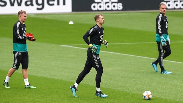 Marc-André ter Stegen (l) muss sich noch hinter Manuel Neuer anstellen. Marc-André ter Stegen (l) muss sich noch hinter Manuel Neuer anstellen.