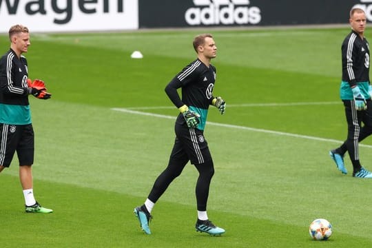 Marc-André ter Stegen (l) muss sich noch hinter Manuel Neuer anstellen.