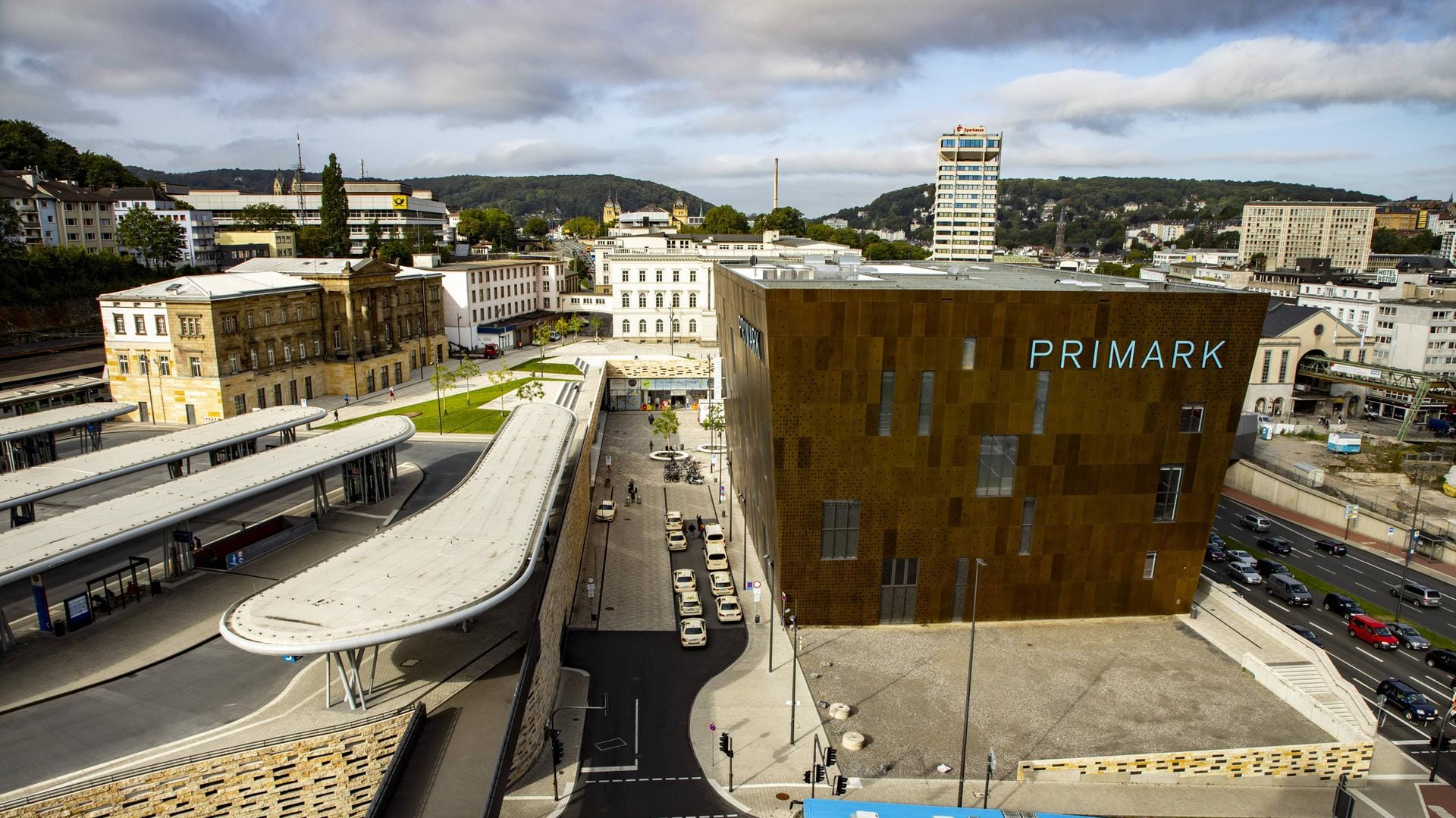 Zentraler Busbahnhof am Hauptbahnhof Wuppertal mit Primark-Filiale: Nach den ersten 20 Wochen zieht der Deutschland-Chef von Primark nun Bilanz.