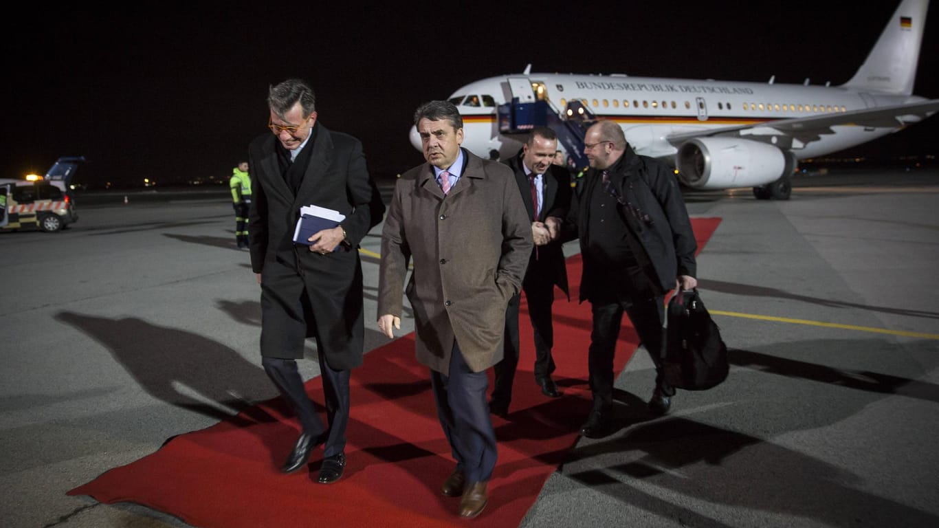 Sigmar Gabriel bei einer Reise als Außenminister in den Kosovo.