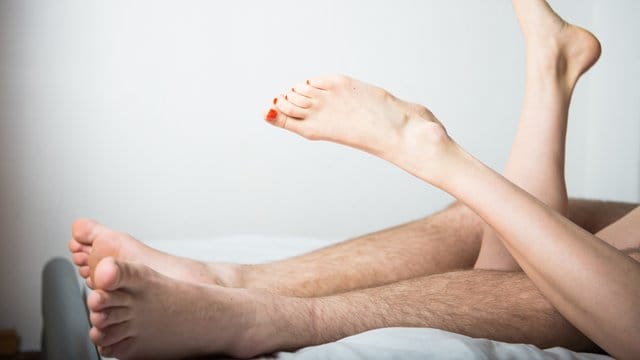 Ein junges Paar liegt im Bett: Laut Experten steigen die Erwartungen sowohl an Frauen als auch an Männer in Sachen Sex.