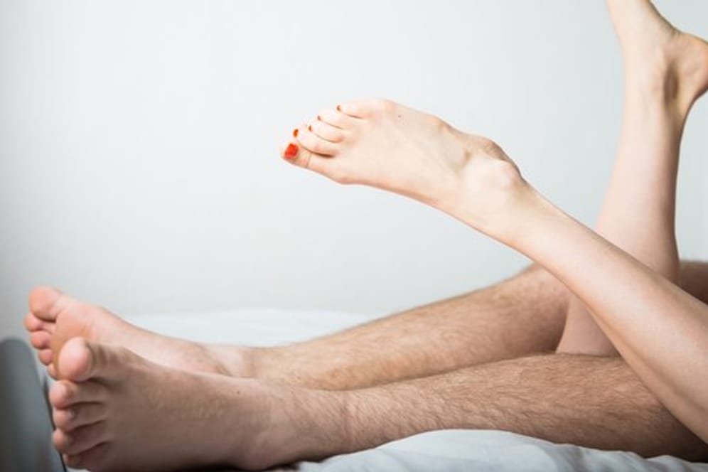 Ein junges Paar liegt im Bett: Laut Experten steigen die Erwartungen sowohl an Frauen als auch an Männer in Sachen Sex.