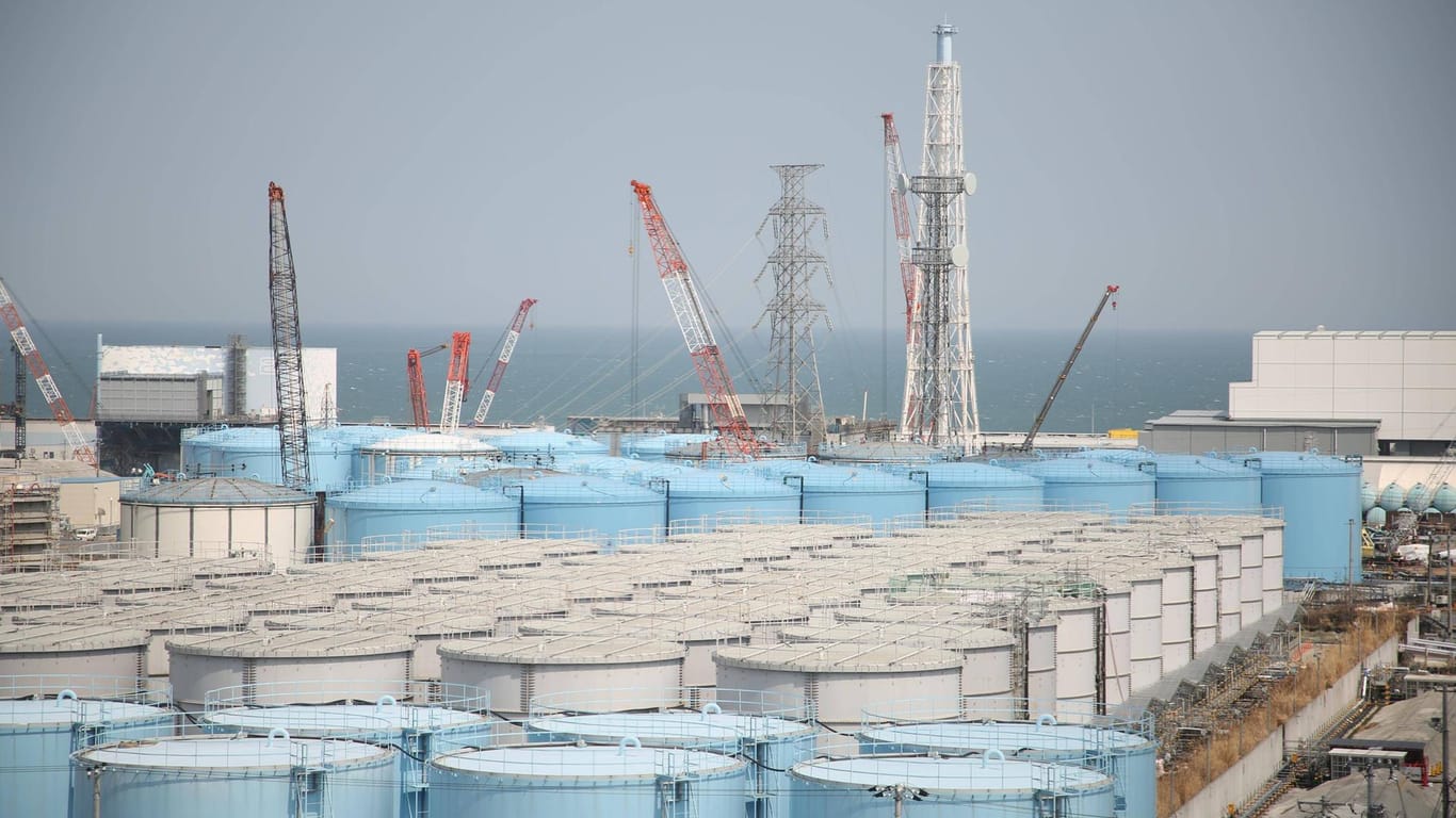 Die Wassertanks in Fukushima: 2011 legte eine Reaktorkatastrophe das Atomkraftwerk lahm.