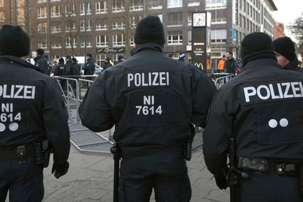 Polizeikräfte bei einem Einsatz in Bremen.