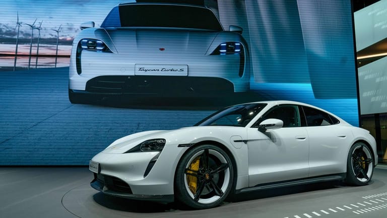 Porsche Taycan: Vorn und hinten stecken je ein E-Motor plus Gepäckfach (81 bzw. 366 Liter). Die Preise: Turbo ab 152.136 Euro, Turbo S ab 185.456 Euro.
