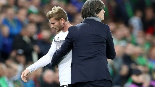 Bundestrainer Joachim Löw aus Deutschland umarmt Timo Werner bei dessen Auswechslung. Bundestrainer Joachim Löw aus Deutschland umarmt Timo Werner bei dessen Auswechslung.