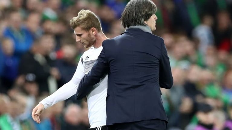 Bundestrainer Joachim Löw aus Deutschland umarmt Timo Werner bei dessen Auswechslung.