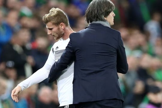 Bundestrainer Joachim Löw aus Deutschland umarmt Timo Werner bei dessen Auswechslung.