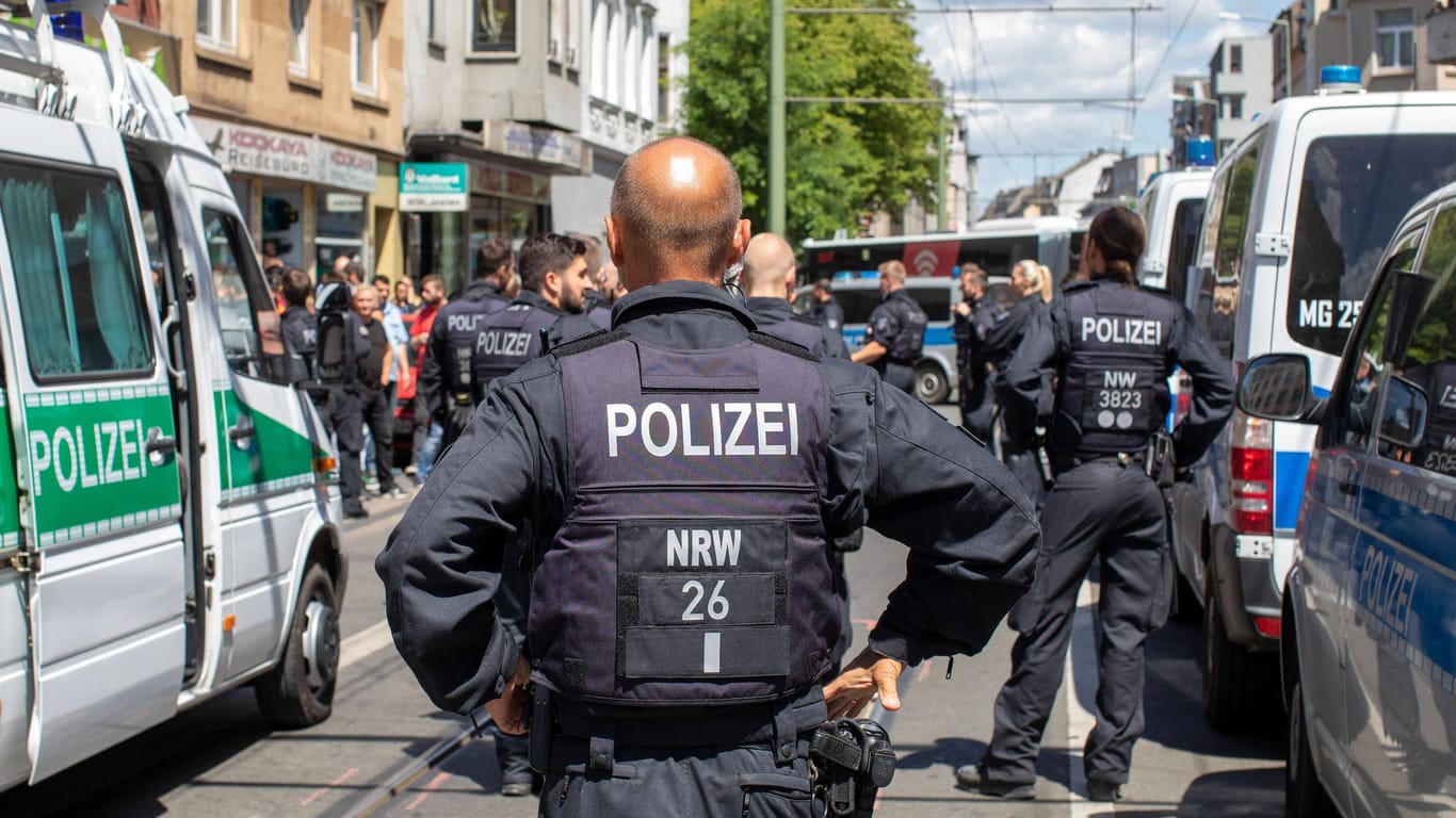 Mehrere Polizisten bei einer Razzia in Duisburg: In Nordrhein-Westfalen geht die Polizei verstärkt gegen Clankriminalität vor.