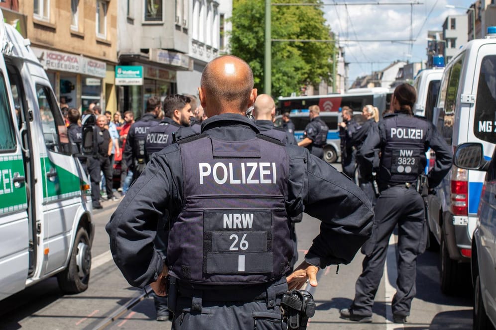Mehrere Polizisten bei einer Razzia in Duisburg: In Nordrhein-Westfalen geht die Polizei verstärkt gegen Clankriminalität vor.