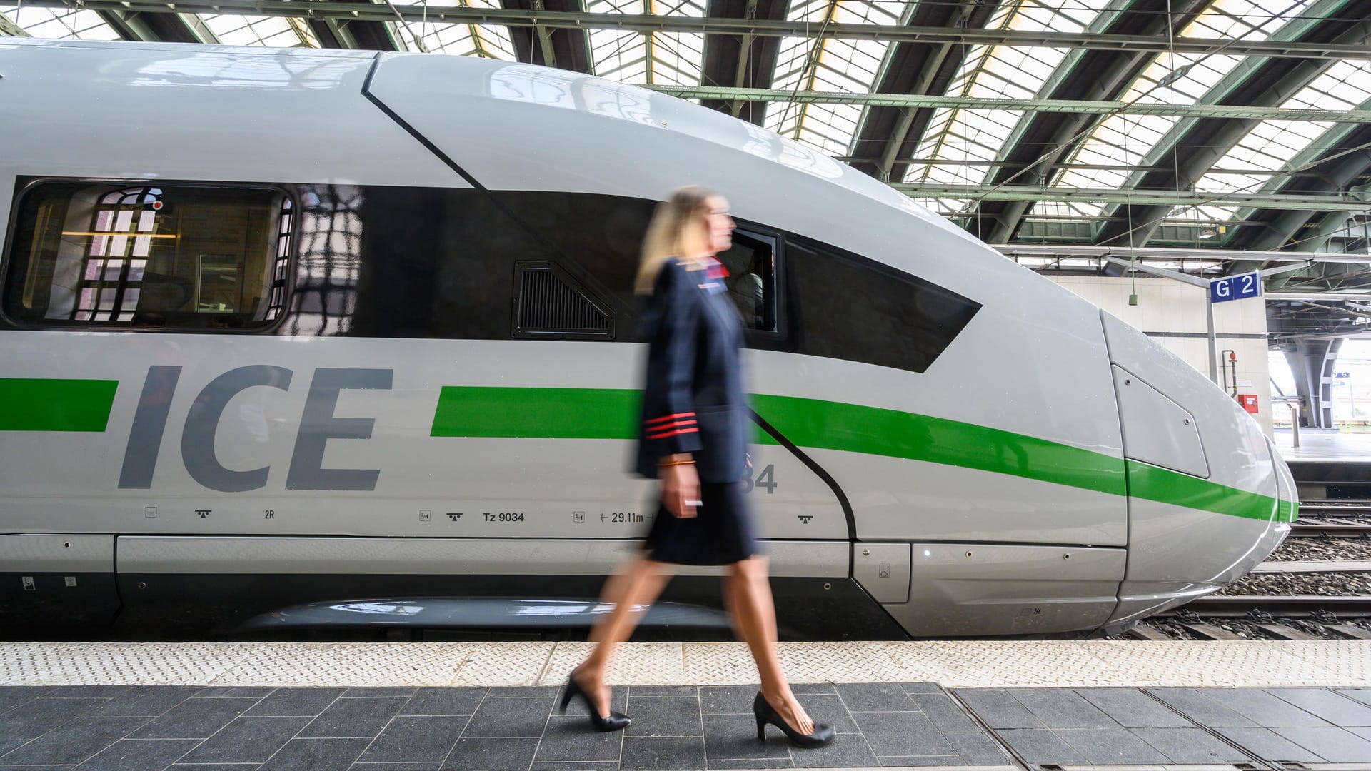 Neues Design für die ICE-Flotte: Dass Bahnfahren gut fürs Klima ist, soll für Kunden schon mit einem Blick auf die Züge klar werden, argumentiert das Unternehmen.