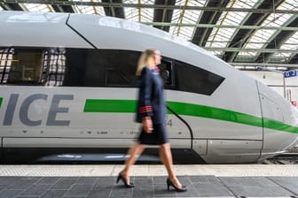 Neues Design für die ICE-Flotte: Dass Bahnfahren gut fürs Klima ist, soll für Kunden schon mit einem Blick auf die Züge klar werden, argumentiert das Unternehmen.