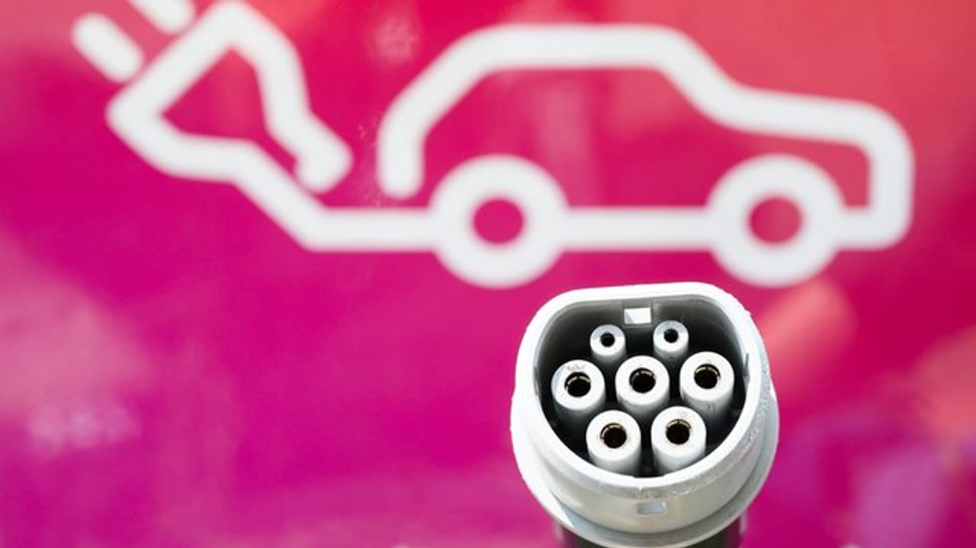 Ein Stecker einer Ladesäule für E-Autos des Energieversorgers Enercity.