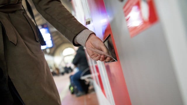 Azubis können Fahrtkosten von der Steuer absetzen - auch für Bahntickets.