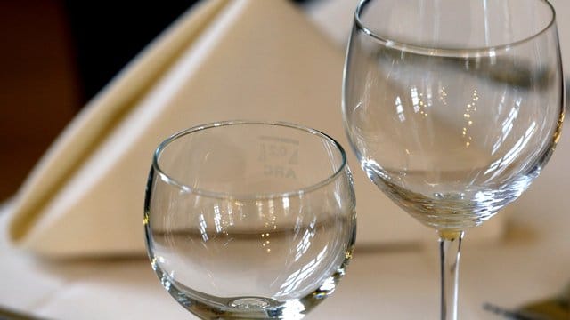 In Deutschland gehen mehr Männer als Frauen allein ins Restaurant.